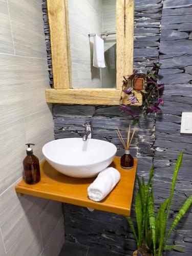 a bathroom with a sink and a mirror at Paisa Territory Jardin in Jardin