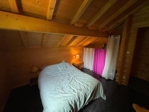 Postel nebo postele na pokoji v ubytování Chalet en bois avec très belle vue sur la montagne