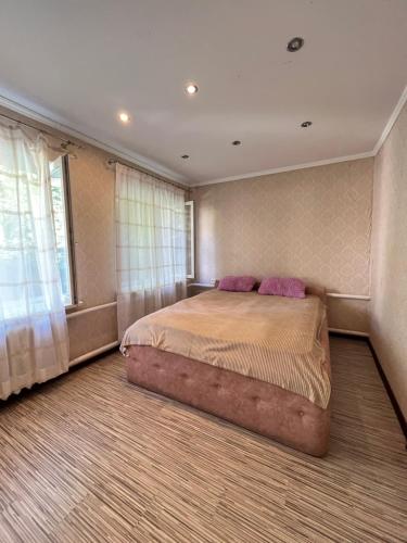 Un dormitorio con una cama grande en una habitación. en Home V, en Odessa