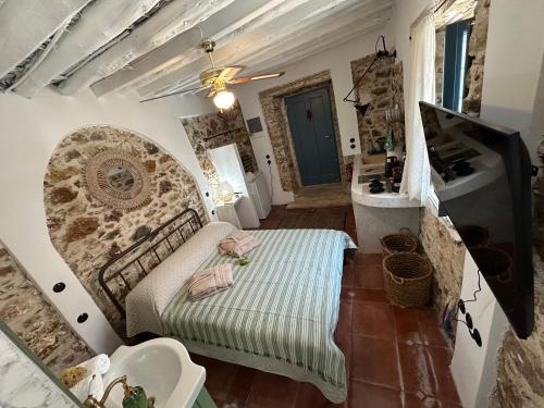 Postel nebo postele na pokoji v ubytování Monolithos House