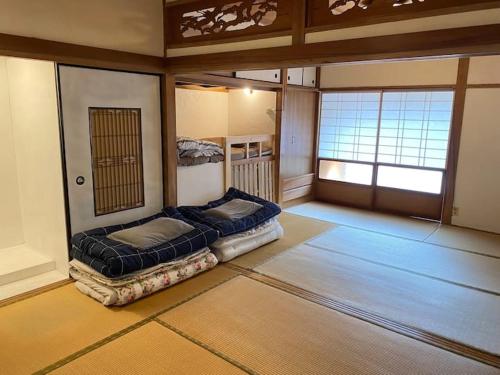 a room with a bed in the middle of a room at 最大8名利用可-ワンちゃんと泊まれる宿 長門わん泊 in Tateishi