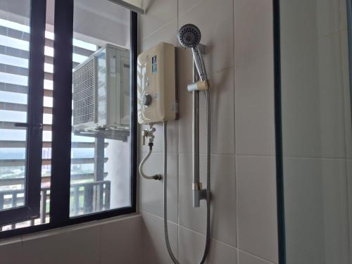 Bilik mandi di 2-9pax FAMILY SUITE, i-CITY, Shah Alam, Beside Theme Park, WIFI 50-55"TV