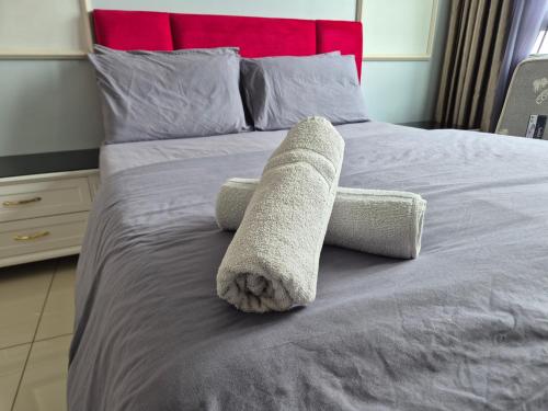 Katil atau katil-katil dalam bilik di 2-9pax FAMILY SUITE, i-CITY, Shah Alam, Beside Theme Park, WIFI 50-55"TV