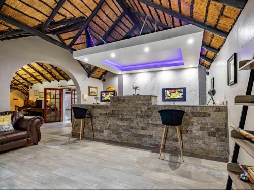 Televisyen dan/atau pusat hiburan di Royal Bakoena Hamiltonparks Country Lodge