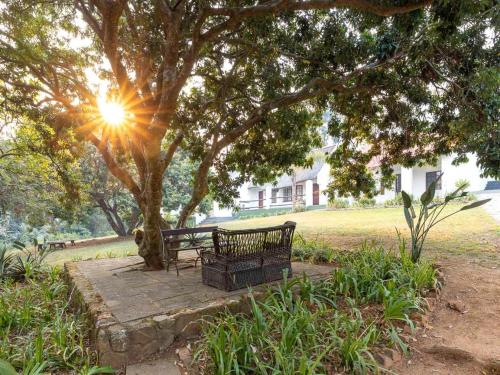 Taman di luar Royal Bakoena Hamiltonparks Country Lodge