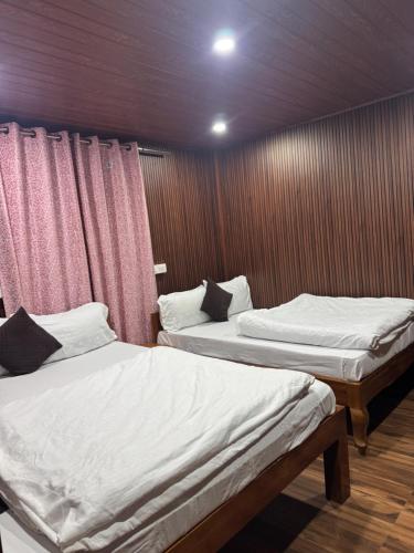 Ένα ή περισσότερα κρεβάτια σε δωμάτιο στο Aama Home Stay