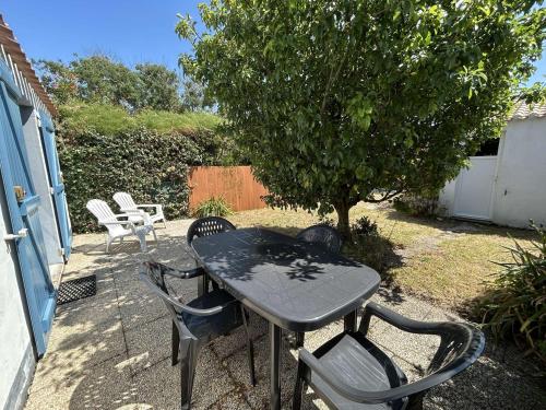 Photo de la galerie de l'établissement Maison avec Jardin, à 300m de la Plage, 2 Chambres, 4 Couchages, Terrasse et Barbecue - FR-1-224B-158, à Noirmoutier-en-l'lle