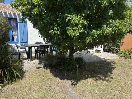 Photo de la galerie de l'établissement Maison avec Jardin, à 300m de la Plage, 2 Chambres, 4 Couchages, Terrasse et Barbecue - FR-1-224B-158, à Noirmoutier-en-l'lle