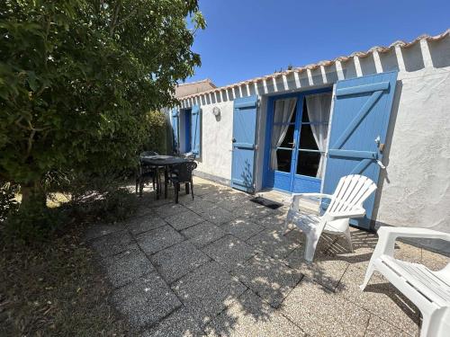 Photo de la galerie de l'établissement Maison avec Jardin, à 300m de la Plage, 2 Chambres, 4 Couchages, Terrasse et Barbecue - FR-1-224B-158, à Noirmoutier-en-l'lle