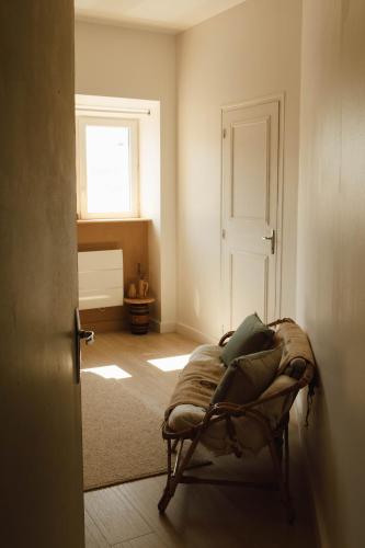 une chambre avec un lit dans une chambre avec une fenêtre dans l'établissement Maison d'hôtes & Yoga, Théo & Marion Ostal, à Lahontan