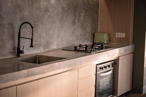 Dapur atau dapur kecil di De Jantux Damai Private pool Villa