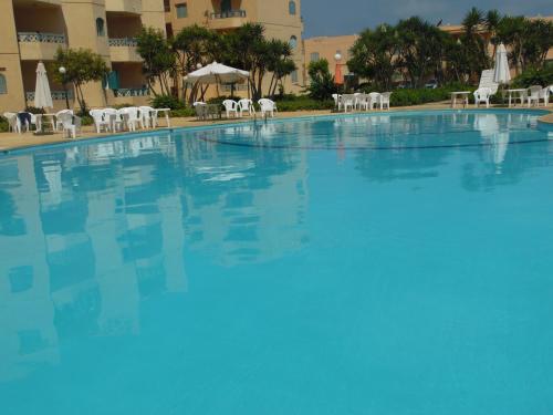 قرية نيس1 شاليه أرضي على حمام السباحة