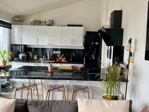 - une cuisine avec une table en verre et un réfrigérateur noir dans l'établissement Mendes seixas, à Villepinte