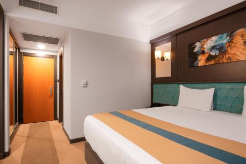 a bedroom with a bed in a room with at Fier Life Center in Kayseri