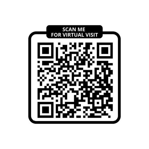 un code qr noir et blanc avec un signe me scanner pour une visite virtuelle dans l'établissement Bluestay 252 - Duplex au cœur de Paris, à Paris