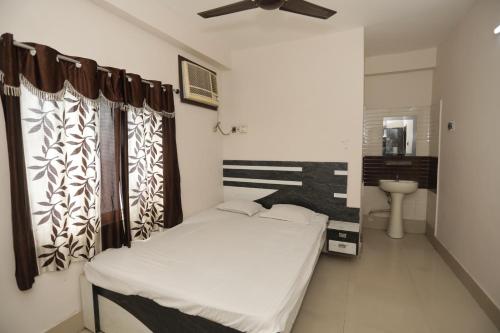 Una cama o camas en una habitación de Deep Guest House