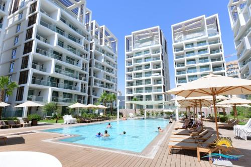 エイラットにあるtop suit eilatの高層ビルのあるプールの画像