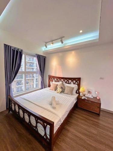 a bedroom with a large bed with a large window at Chuỗi Homestay Bãi Cháy Hạ Long in Ha Long