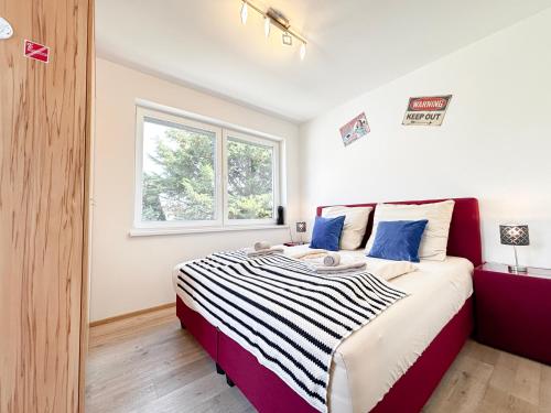a bedroom with a bed and a window at Avío House, 3 Bedrooms, Garden area, Terrace in Vienna