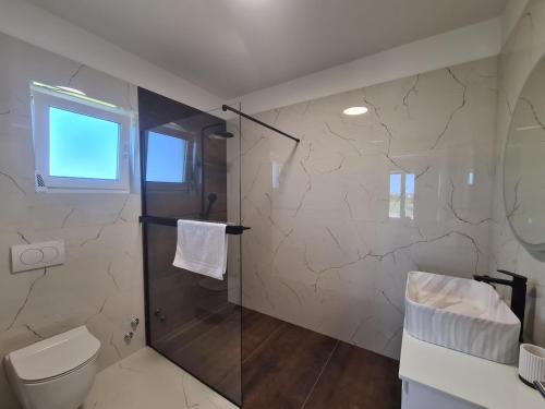 Ένα μπάνιο στο New villa Angelo 2025, family and pet friendly