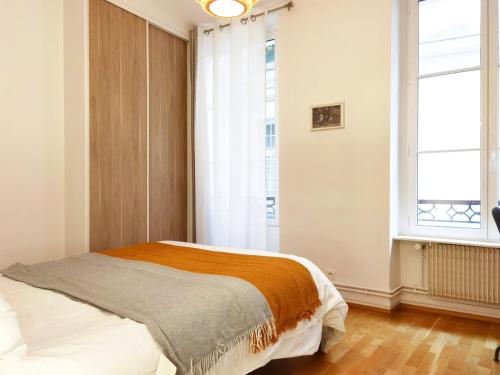 ein Schlafzimmer mit einem Bett und einem Fenster in der Unterkunft Calm apt 60m2 near Notre-Dame and Seine 2bdrs N4-4b in Paris