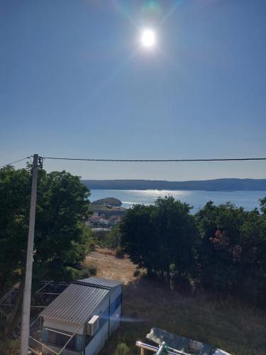 a view of a body of water with a building at APARTMANI IGERČIĆ in Stinica