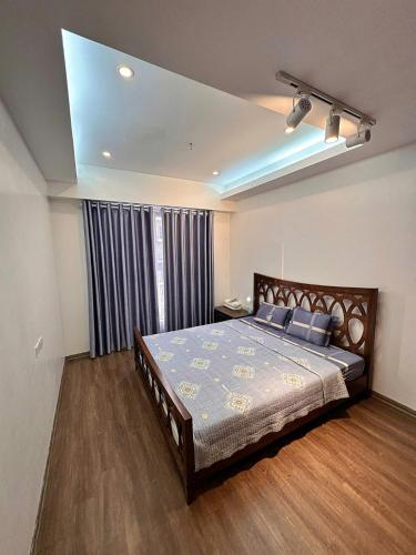 Ένα ή περισσότερα κρεβάτια σε δωμάτιο στο Bai Chay Apartment