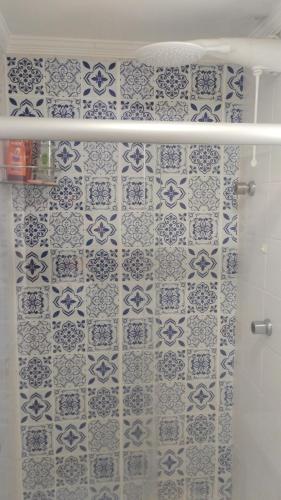 a bathroom with blue and white tiles on the wall at Yellow Hostel in São Paulo