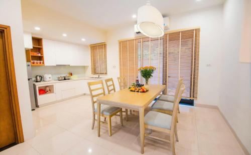 Η κουζίνα ή μικρή κουζίνα στο Bai Chay Apartment