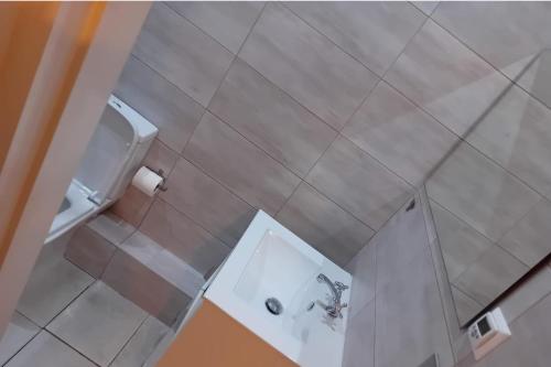 マンチェスターにある3 Bed-Sleeps 6-City Centre-Free Parkingのトイレと洗面台のある小さなバスルーム