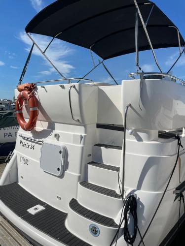 un bateau blanc avec des escaliers sur un quai dans l'établissement Magnifique bateau au coeur du Nivernais à l'étang de BAYE, à Bazolles