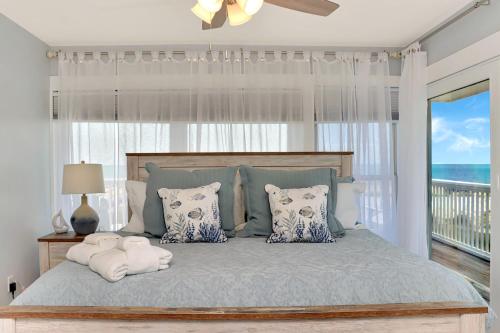 una camera da letto con un letto con vista sull'oceano di Breezeway By Pristine Properties Vacation Rentals a Indian Pass
