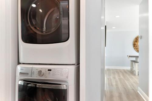 una cucina con forno a microonde e lavatrice e asciugatrice di Breezeway By Pristine Properties Vacation Rentals a Indian Pass