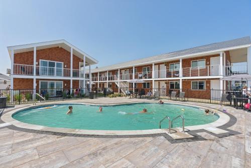 Un grupo de personas en una piscina de un hotel. en The Voyager, en Old Orchard Beach