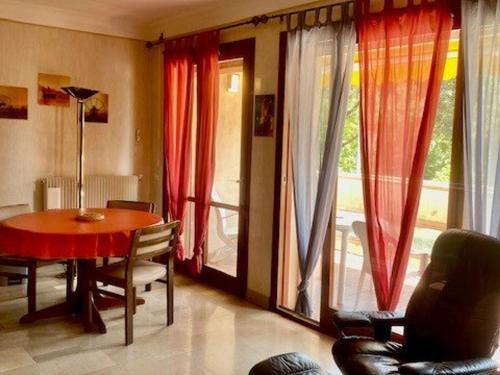 une salle à manger avec une table et une fenêtre dans l'établissement Appartement F2 avec terrasse, parking, ascenseur et WIFI - Animaux acceptés - Amélie-les-Bains - FR-1-703-86, à Amélie-les-Bains-Palalda