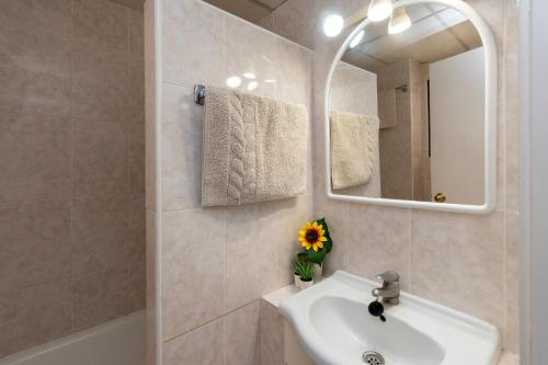 Tranquil Studio Apartment Communal Heated Pool
