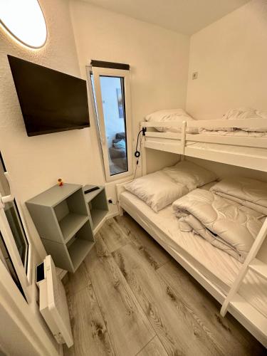 a room with two bunk beds and a mirror at Ferienwohnung Alfred mit Sauna Marina Wendtorf, bei Laboe in Wendtorf