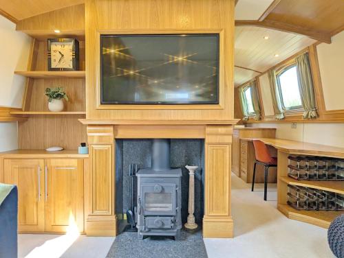 Televisyen dan/atau pusat hiburan di Sandpiper - Salterns - Chichester Marina