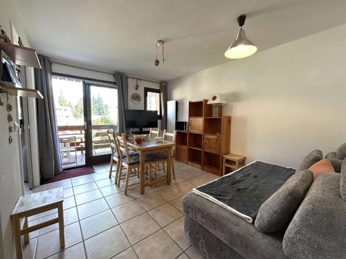 un salon avec un canapé et une table dans l'établissement Appartement cosy 2 pièces, 6 couchages, proche pistes et commerces, La Salle-les-Alpes - FR-1-330F-214, à La Salle Les Alpes