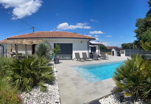 une villa avec piscine et une maison dans l'établissement Magnifique villa avec piscine à 20 min de hossegor, à Saint-Geours-de-Maremne