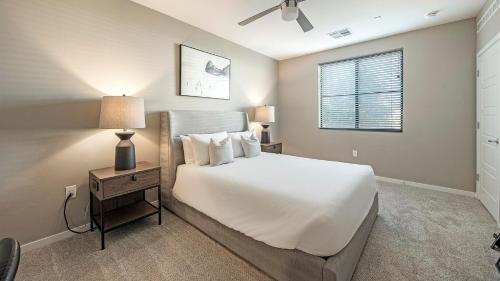 Un dormitorio con una cama blanca y una ventana. en Landing at Brix Warehouse District - Phoenix, en Phoenix