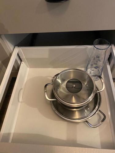 a frying pan sitting on top of a stove at Valinor Urla in Urla