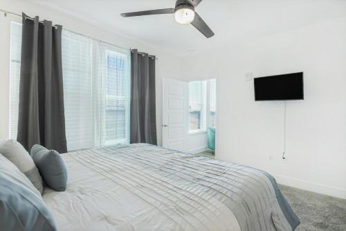 a bedroom with a bed and a ceiling fan at Comfortable hidden gem in Atlanta