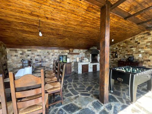 una stanza con tavolo, sedie e scacchiera di Casa Andra si Denis a Novaci-Străini