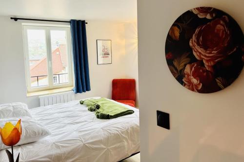 une chambre avec un lit avec un animal en peluche dessus dans l'établissement Exceptional quiet central location!, à Gérardmer