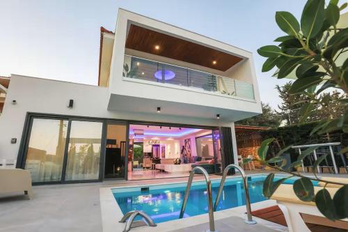 Melania Luxury Villa with Private Heated Pool