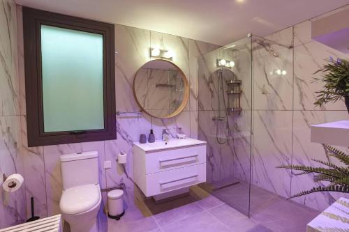 Ένα μπάνιο στο Melania Luxury Villa with Private Heated Pool