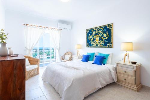 Voodi või voodid majutusasutuse BeGuest Lagos Ocean View Apartment toas