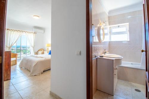 Vannituba majutusasutuses BeGuest Lagos Ocean View Apartment