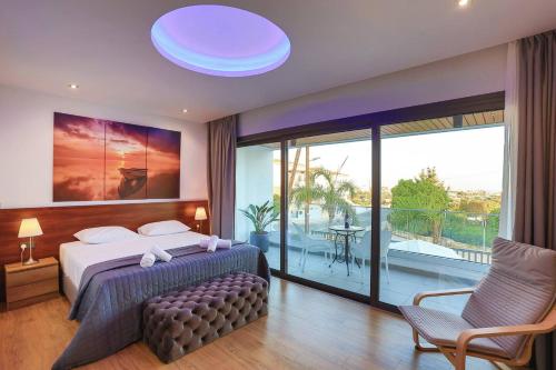 Ένα ή περισσότερα κρεβάτια σε δωμάτιο στο Melania Luxury Villa with Private Heated Pool